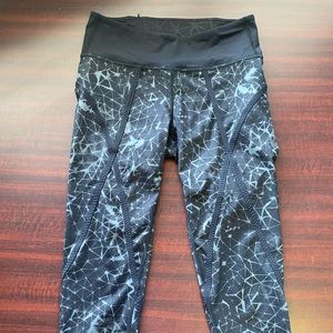 Lululemon size 6 crops , great condition